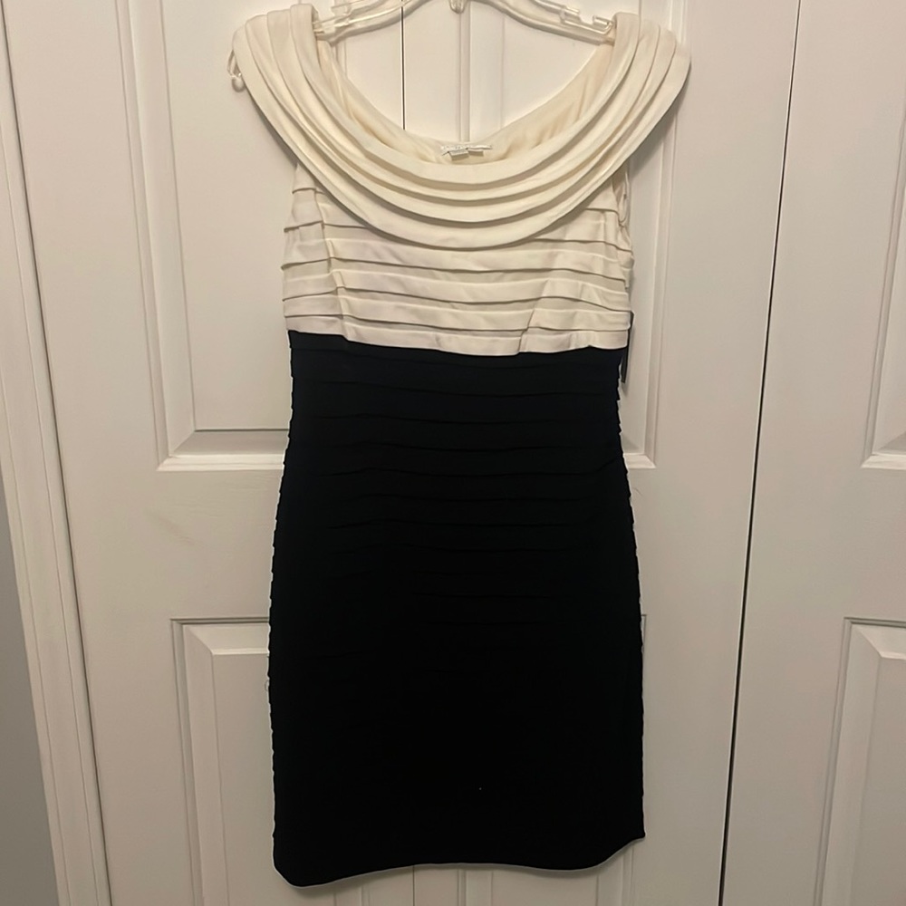 London Times sz 10P off white Black stretchy ruffled sleeveless Dress NWT B1015